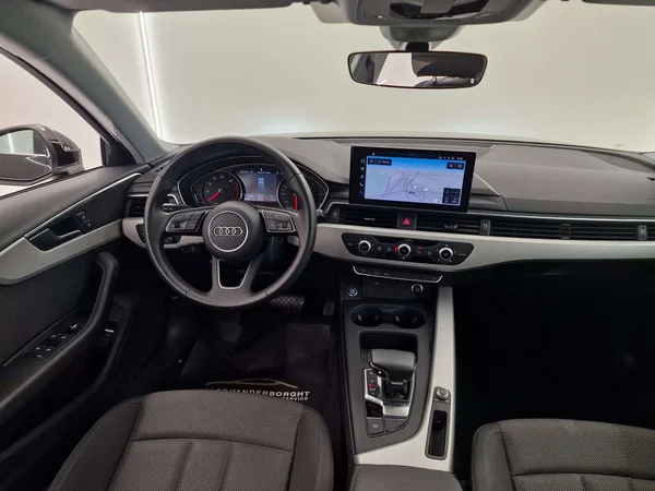 Audi A4 (2023) — foto 12 van 16