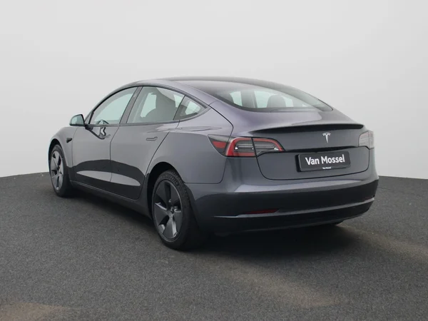 Tesla Model 3 (2022) — foto 12 van 47