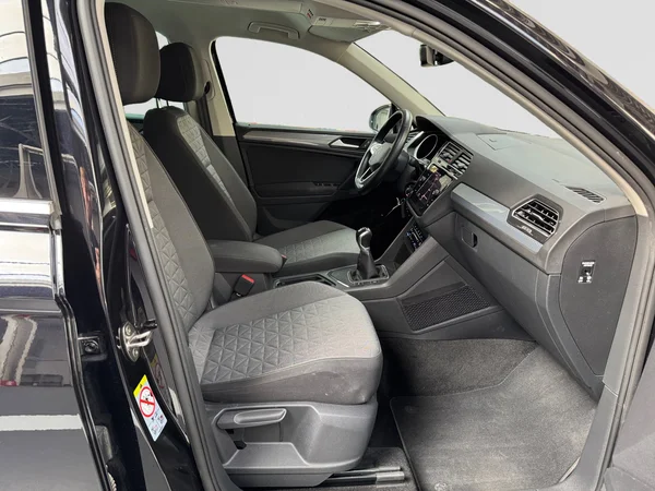 VOLKSWAGEN Tiguan (2020) — foto 13 van 19