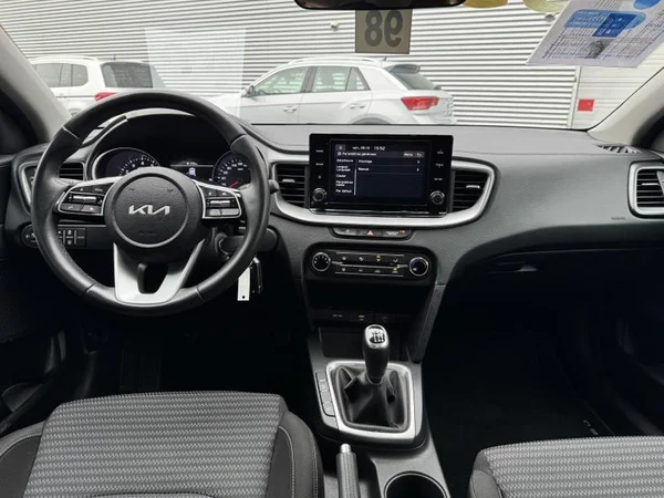 KIA XCeed (2023) — foto 8 van 26