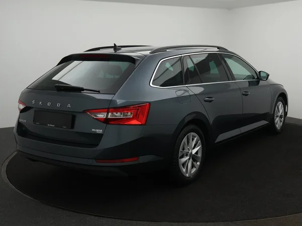 SKODA Superb Combi (2022) — foto 2 van 21