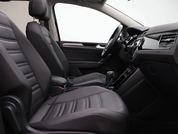 VOLKSWAGEN Touran (2021) — foto 3 van 28