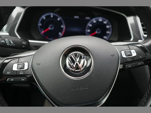 VOLKSWAGEN Tiguan (2016) — foto 13 van 30