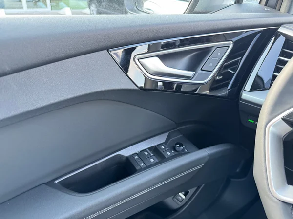 AUDI Q4 Sportback e-tron (2024) — foto 2 van 25