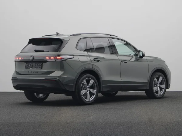VOLKSWAGEN Tiguan (2024) — foto 12 van 22