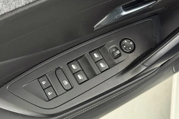 Peugeot 308 (2022) — foto 8 van 24