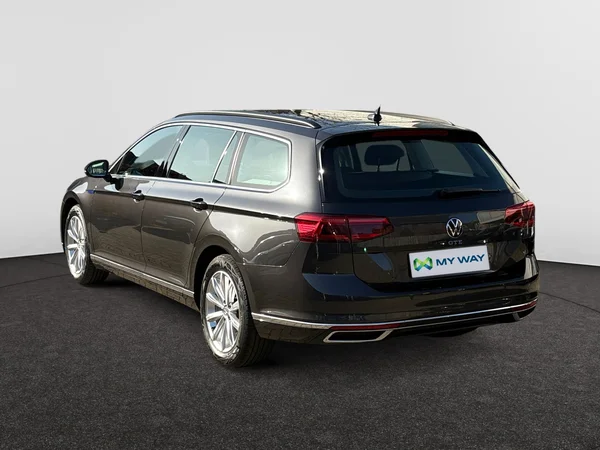 VOLKSWAGEN Passat Variant GTE (2023) — foto 18 van 24