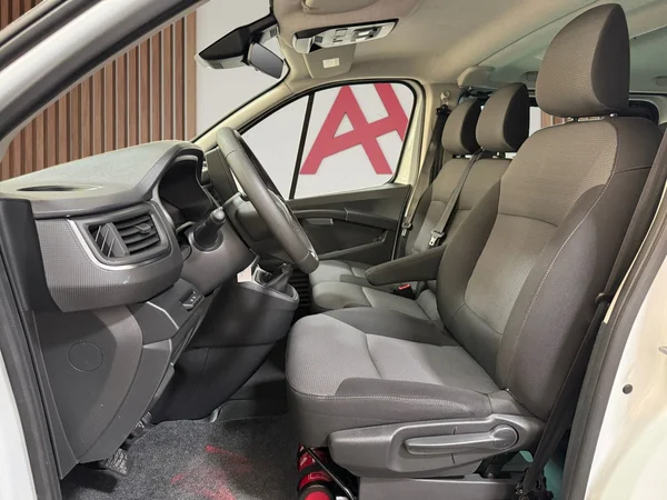 Renault Trafic (2023) — foto 3 van 29