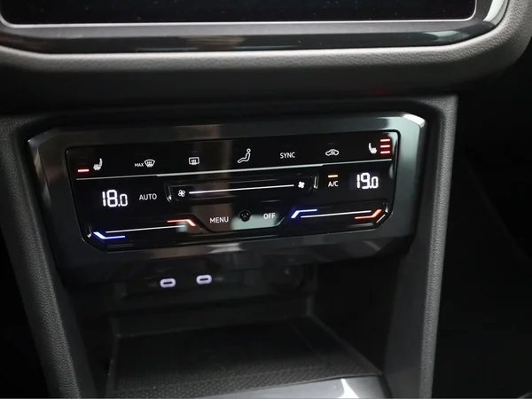 VOLKSWAGEN Tiguan (2022) — foto 10 van 23