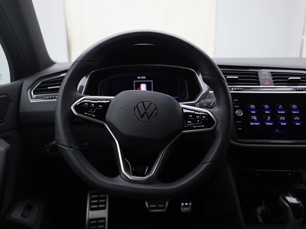 VOLKSWAGEN Tiguan (2023) — foto 2 van 21