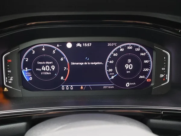 Volkswagen T-Roc (2023) — foto 8 van 26