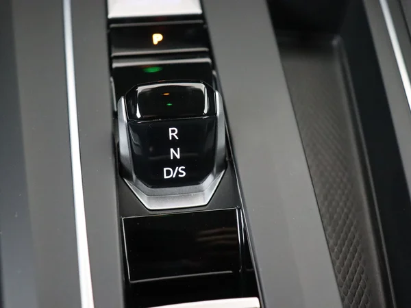 VOLKSWAGEN Golf (2024) — foto 4 van 28