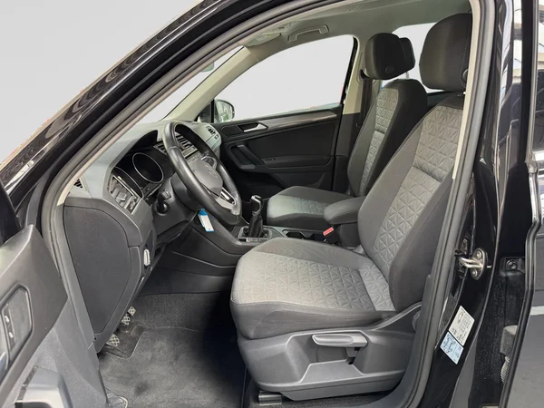 VOLKSWAGEN Tiguan (2020) — foto 3 van 19