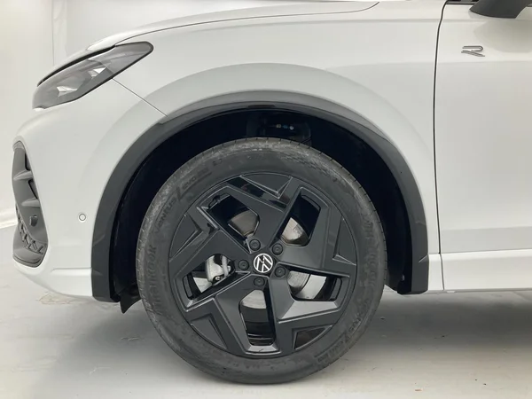 VOLKSWAGEN Tiguan (2025) — foto 26 van 33