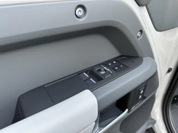 Land Rover Defender (2026) — foto 21 van 33
