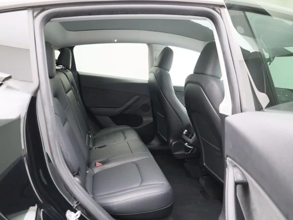 Tesla Model Y (2023) — foto 27 van 39