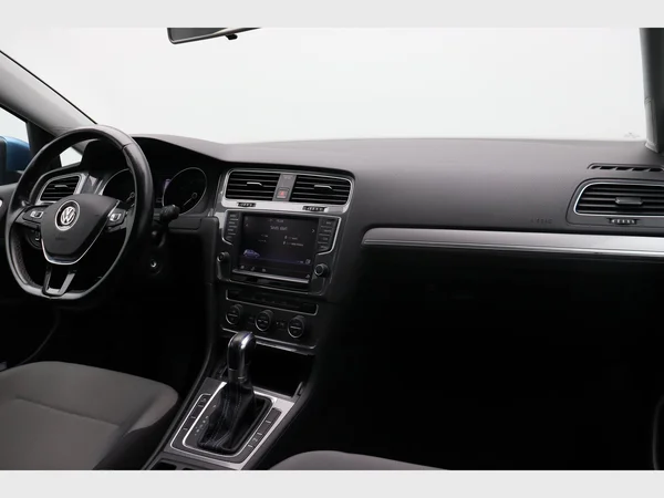 VOLKSWAGEN e-Golf (2016) — foto 18 van 24