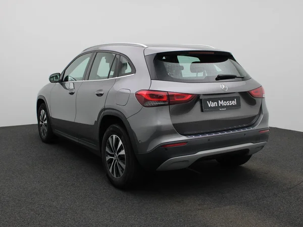 Mercedes-Benz GLA (2022) — foto 12 van 41