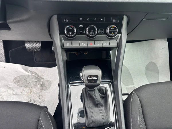 SKODA Karoq (2024) — foto 3 van 18