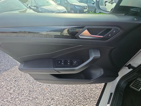 VOLKSWAGEN T-Roc (2024) — foto 6 van 23