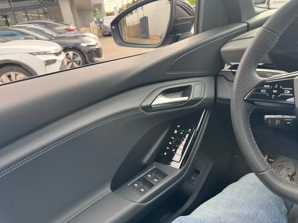 AUDI Q6 e-tron (2025) — foto 7 van 24