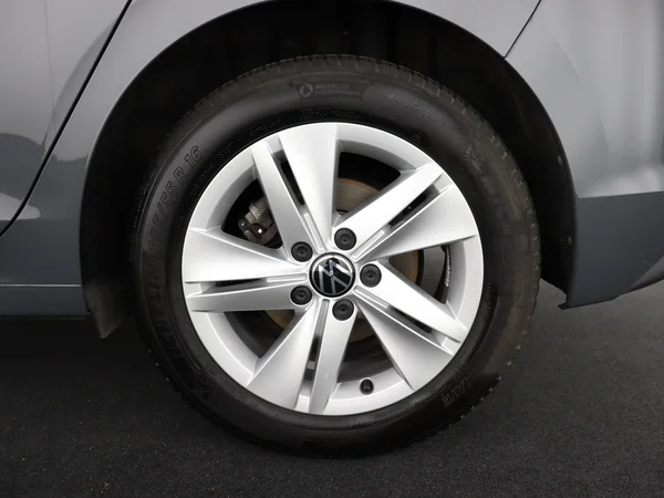 VOLKSWAGEN Golf (2024) — foto 7 van 28