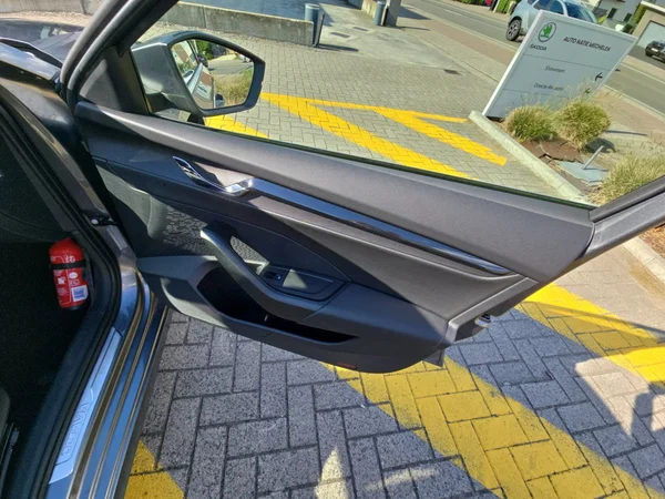 SKODA Octavia (2023) — foto 16 van 24