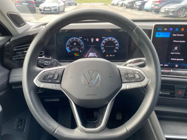 VOLKSWAGEN Tiguan (2024) — foto 13 van 21