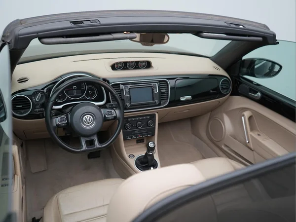 VOLKSWAGEN Beetle Cabriolet (2015) — foto 32 van 39