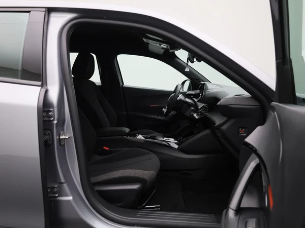 Peugeot e-2008 (2023) — foto 28 van 43