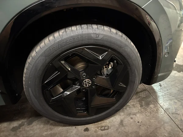 VOLKSWAGEN Tiguan (2025) — foto 3 van 24