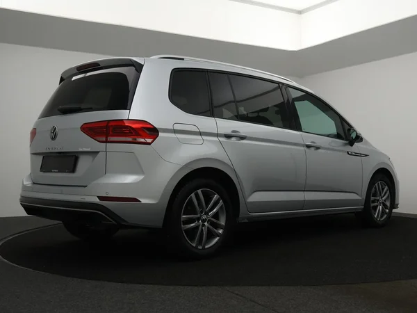 VOLKSWAGEN Touran (2022) — foto 28 van 29