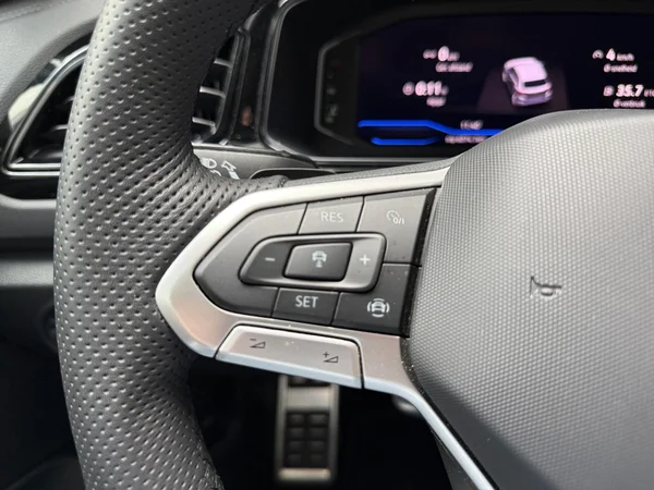 VOLKSWAGEN T-Roc (2025) — foto 2 van 16