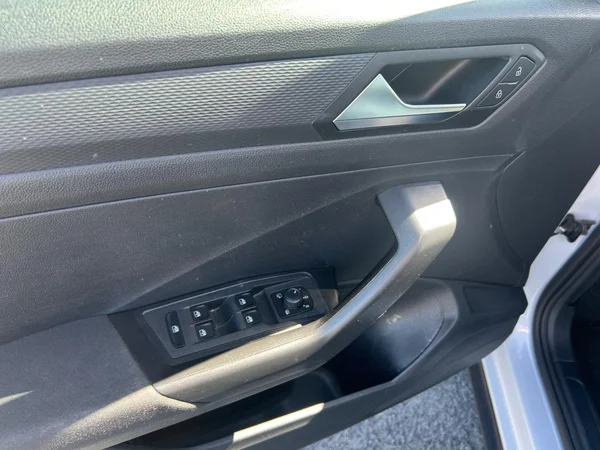 VOLKSWAGEN T-Roc (2019) — foto 2 van 24