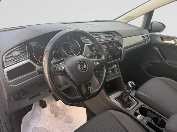 VOLKSWAGEN Touran (2021) — foto 18 van 21