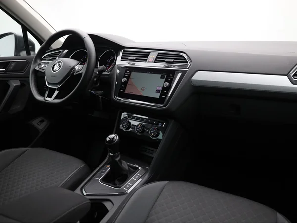 VOLKSWAGEN Tiguan (2018) — foto 14 van 20