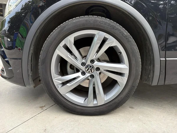 VOLKSWAGEN Tiguan (2023) — foto 16 van 24