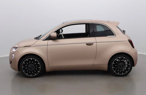 Fiat E-500 (2022) — foto 12 van 35