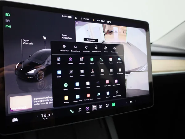 Tesla Model Y (2023) — foto 15 van 39