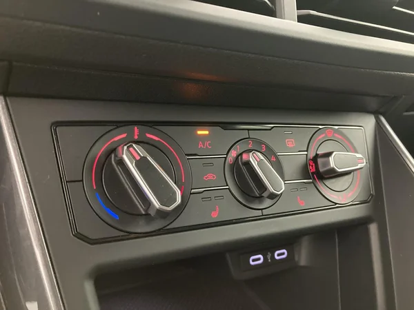 VOLKSWAGEN Polo (2021) — foto 18 van 36