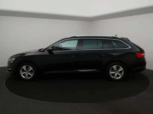Škoda Superb (2023) — foto 9 van 29