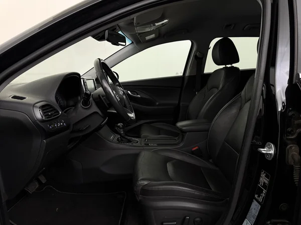 HYUNDAI i30 (2019) — foto 2 van 30