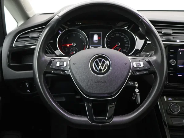 Volkswagen Touran (2021) — foto 2 van 30