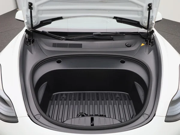 Tesla Model 3 (2023) — foto 35 van 44