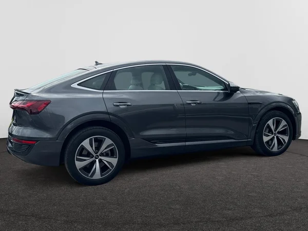 AUDI Q8 Sportback e-tron (2024) — foto 21 van 24