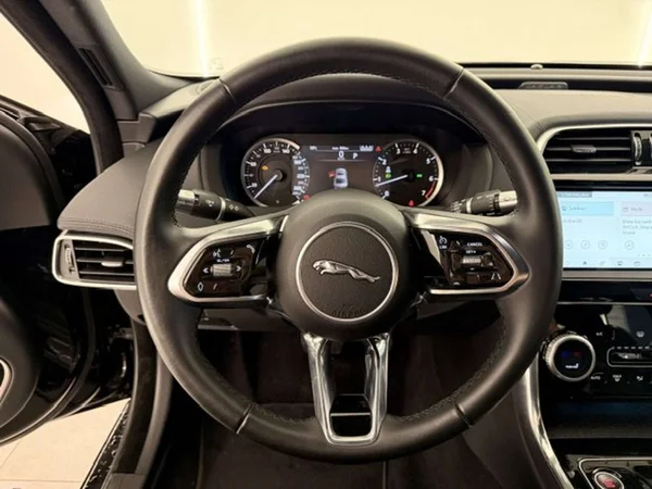Jaguar XE (2020) — foto 19 van 20