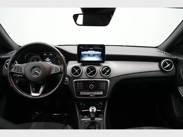 MERCEDES-BENZ CLA 180 (2019) — foto 17 van 22