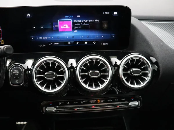 Mercedes-Benz GLA (2022) — foto 10 van 30
