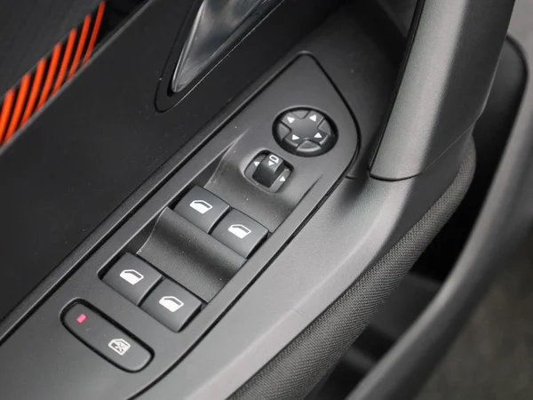 Peugeot e-2008 (2023) — foto 24 van 43