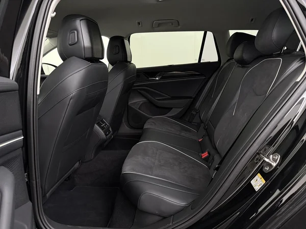 VOLKSWAGEN Passat SW (2025) — foto 2 van 19